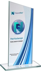 Personalizowane Szklane Trofeum Pamiątkowe "Korporacja" z Grawerem Laserowym – Elegancka Nagroda Firmowa, Prezent Biznesowy, Wyróżnienie Pracownika 22cm