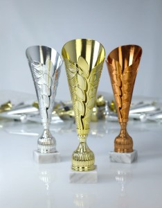 Zestaw Pucharów Sportowych (Złoty, Srebrny, Brązowy) – Zestaw na Podium z Grawerema Zwycięzców z Pasją
