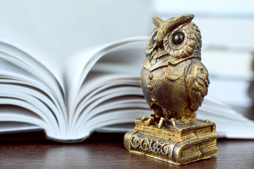 Statuetka zamiast kwiatów na dzień nauczyciela. Dlaczego to lepszy wybór?